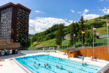 © Piscine extérieure chauffée - Corbier Tourisme