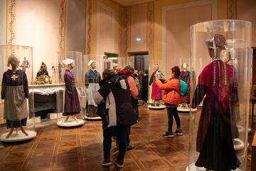 © Visite guidée Musée des Costumes - OTI Montagnicimes