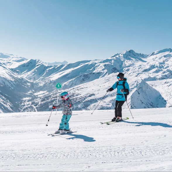 ©CorbierTourisme_H22-23_Ski famille (79)